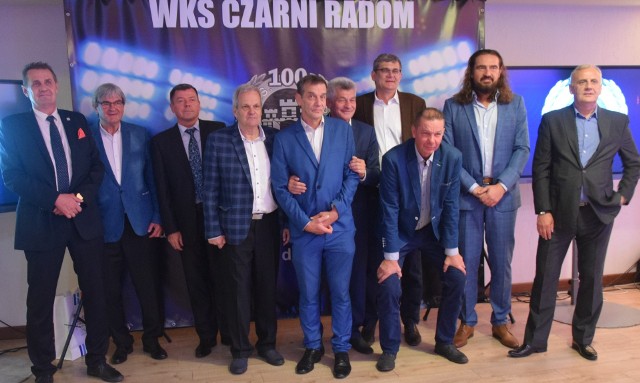 Czarni Radom to klub założony w 1921 roku. W piątek, 8 października hucznie obchodził będzie swoje 100 lecie. To jeden z najbardziej zasłużonych klubów w regionie radomskim. Dziś kojarzony jest głównie z ekstraklasowym zespołem siatkówki, ale trzeba przypomnieć, że przez wiele lat Czarni to przede wszystkim piłka nożna, pływanie, lekkoatletyka, ale też kolarstwo, boks, piłka ręczna, koszykówka i brydż. Na wielkim sportowym balu pojawiło się wielu gości.Na zdjęciu znakomici siatkarze Czarnych: Dariusz Fryszkowski (od lewej), Ryszard Pisarek, Andrzej Skorupa, trener Paweł Blomberg, Romuald Pogoda, Ryszard Kotala, Jacek Rychlicki, Paweł Słomka, Andrzej Grzyb, Paweł Fijałkowski. ZOBACZ ZDJĘCIA>>>