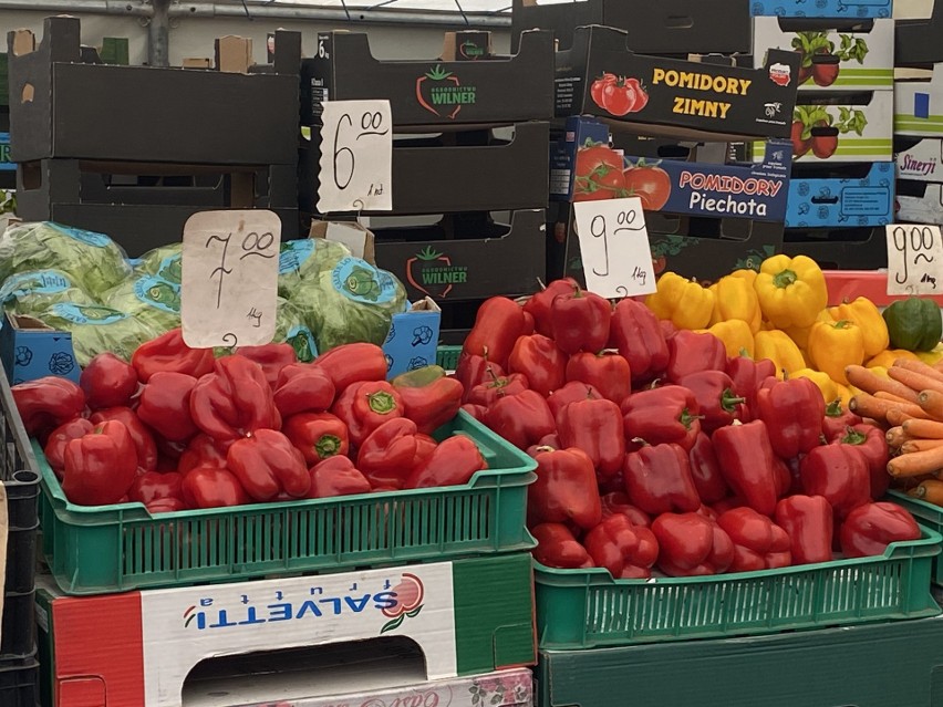 Oto ceny warzyw i owoców na kieleckich bazarach. Po ile śliwki, maliny, ogórki, fasolka, cukinia i inne? Zobacz zdjęcia