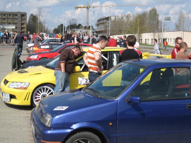 Starachowickie wyścigi samochodowe wzbudzają zainteresowanie kierowców w całym regionie.