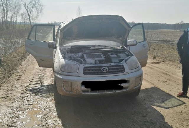 Dzisiaj o godz. 12:38 strażacy OSP Brańsk zostali skierowani na drogę relacji Oleksin-Widźgowo gdzie doszło do pożaru pojazdu. Zdjęcia pochodzą ze strony OSP BrańskCZYTAJ TEŻ: Dzielnicowy gonił autobus, który odjechał z torebką zrozpaczonej pasażerkiStraż miejska w Białymstoku. Odholowali mu auto, choć nie mogli. Nie chcą zwrócić kosztów