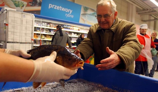 Polacy od lat nie wyobrażają sobie świątecznych przygotowań bez zakupu karpia. Okazuje się, że w tym roku część sklepów znanych sieci handlowych zrezygnowała ze sprzedaży świątecznego przysmaku. Poniżej wskazujemy miejsca w Toruniu, w których na pewno zakup żywego karpia będzie nadal możliwy. CZYTAJ DALEJ >>>>>Zobacz także: Ile pracownicy w regionie dostaną w tym roku od szefa na Święta? Sprawdziliśmy!NowosciTorun