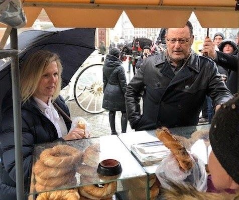 Jean Reno kupuje obwarzanki na krakowskim Rynku [ZDJĘCIA]
