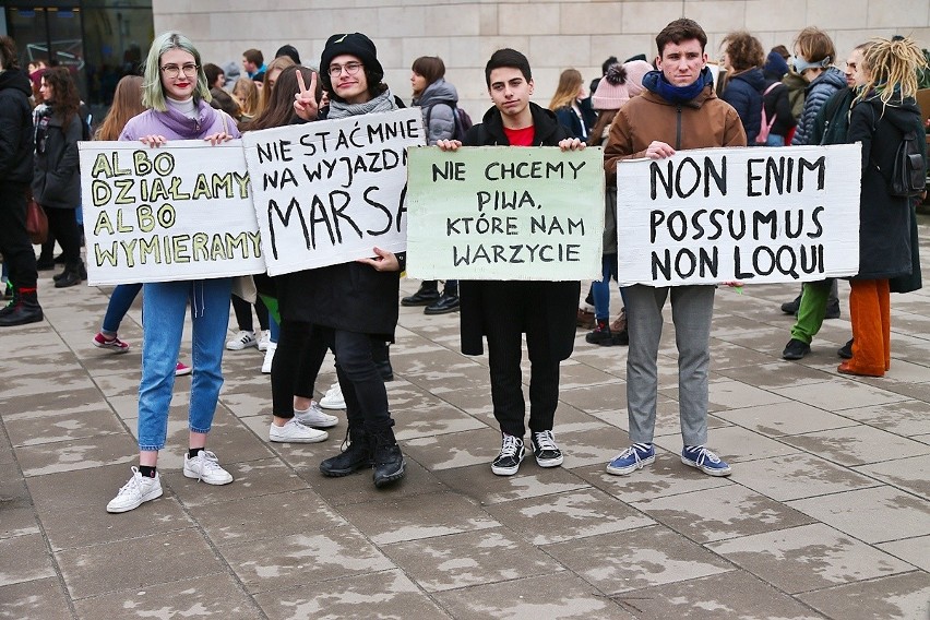 Młodzieżowy strajk klimatyczny w centrum Wrocławia. Uczniowie przeszli Świdnicką (ZDJĘCIA)