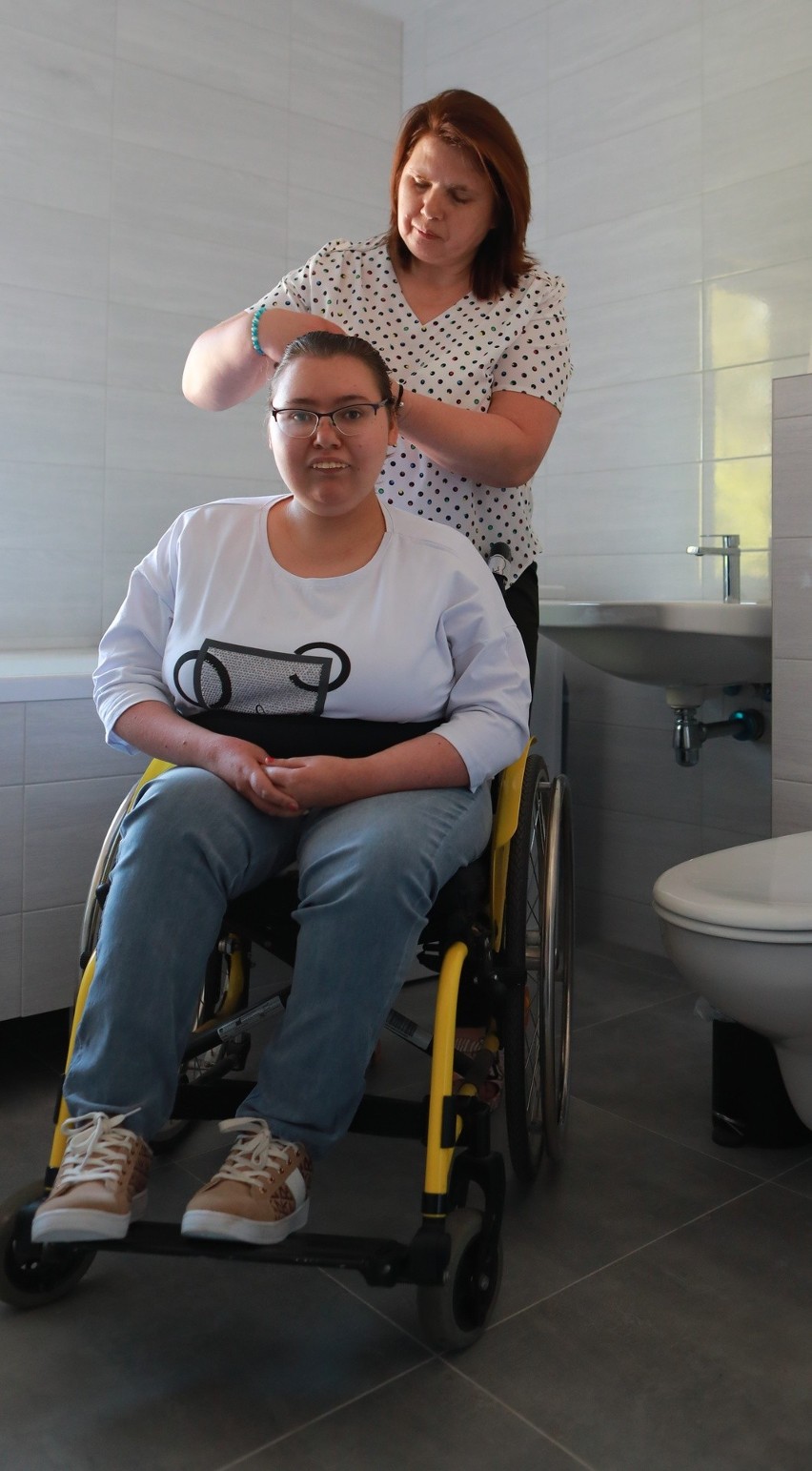 Niepełnosprawna Karolina z Suska Nowego i jej rodzina dostała prezent od mieszkańców gminy. Ten prezent to modernizacja łazienki