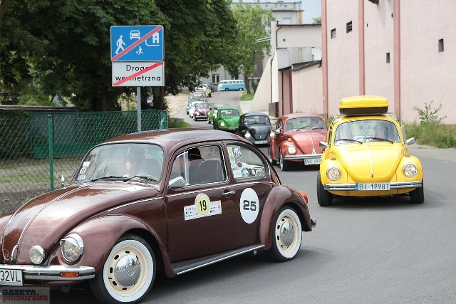 "Garbusy", "ogórki" i "buliki" we Włocławku. Zlot fanów starych volkswagenów.*****Zlot "garbusów" i "bulików" we Włocławku