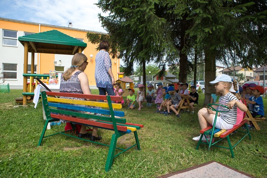 Tarnów. "Czytanie na murawie" w przedszkolu nr 8