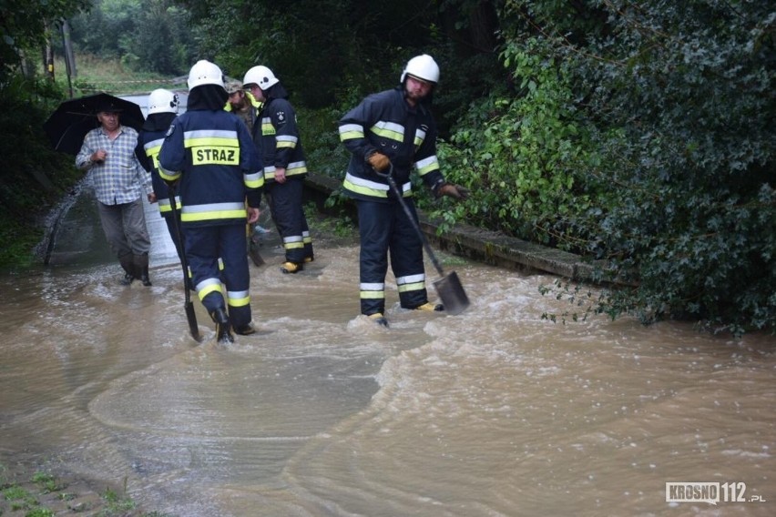 Strażacy podsumowali skutki wczorajszej ulewy nad Krosnem i okolicą. Interweniowali prawie 40 razy. Woda zalewała drogi i posesje [ZDJĘCIA]