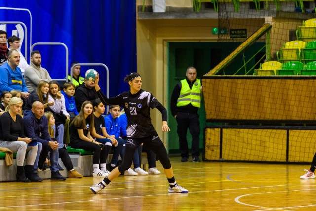 Handball JKS Jarosław (czarne stroje) przegrał z bezpośrednim rywalem w walce o utrzymanie.
