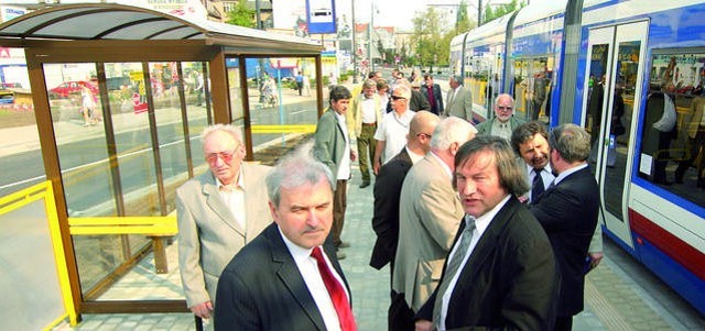 Majowe otwarcie wyremontowanej ul. Focha - po prawej Jan Siuda. Dyrektorowi polskie tramwaje już nie wystarczają, musiał jechać oglądać izraelskie.