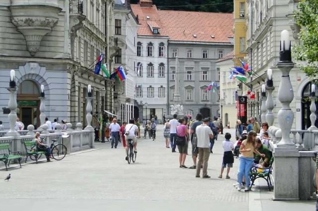 Lublana. Stolica Słowenii jest niewiele większa od Radomia. Wjazdu na deptaki bronią słupki. Samochód tu nie ma, a ludzi jest pełno.