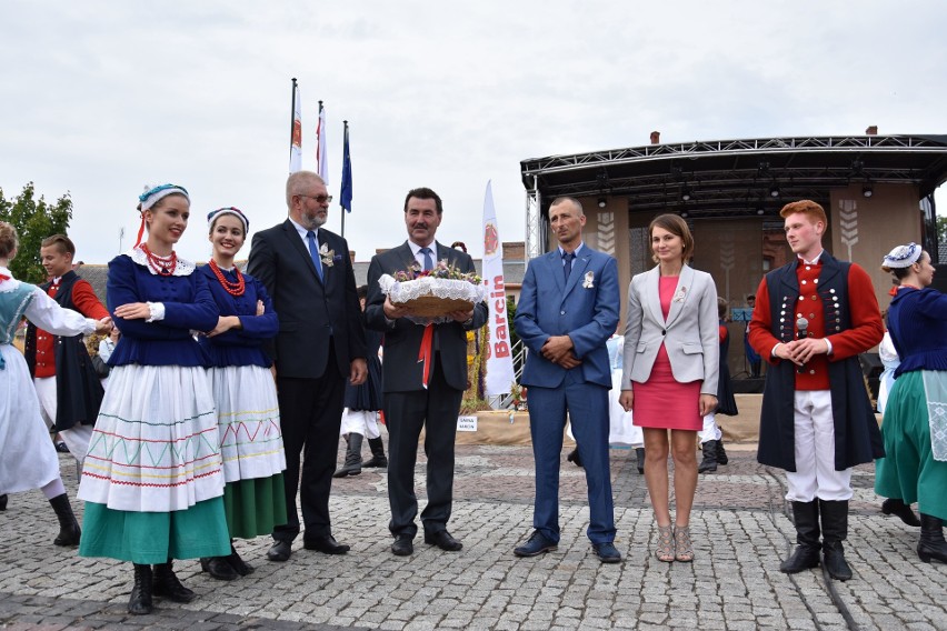 Powiatowe i gminne święto plonów zorganizowano na barcińskim...