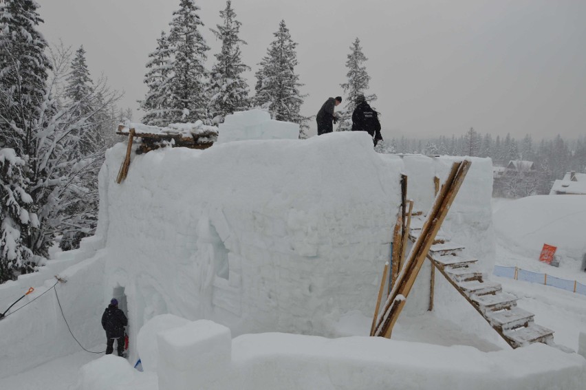 Zakopane. Zrobili gigantyczny śnieżny labirynt i śnieżny zamek [ZDJĘCIA, WIDEO]