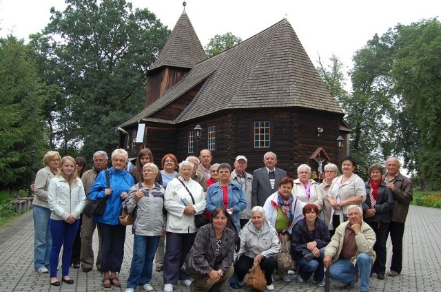 Seniorzy i młodzież zwiedzają drewniane kościoły na terenie powiatów kluczborskiego i oleskiego. Na koniec przygotują wydawnictwo promujące zabytki.