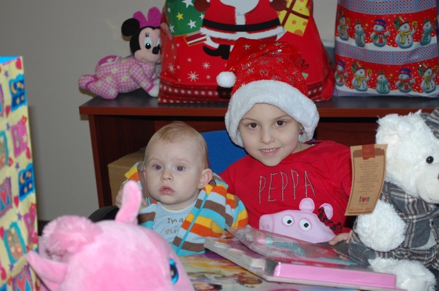 Oliwka i Gabryś z mamą przygotowali paczki dla 5-letniej Kingi z Czernej, jej mamy i rodzeństwa