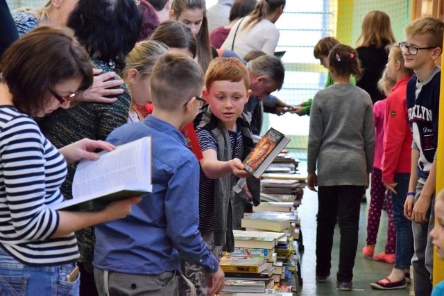 Szkoła Podstawowa w Górze (gmina Inowrocław) znalazła się w gronie 10 laureatów ogólnopolskiego konkursu zorganizowanego przez Empik. Dzięki wsparciu internautów, w tym wielu Czytelników "Pomorskiej", szkoła licząca zaledwie 88 uczniów rywalizowała jak równy z równym z placówkami z Warszawy, Gdańska, Gdyni czy Gorzowa Wielkopolskiego. Ostatecznie zajęła 10. miejsce w kraju i jako jedyna w województwie wygrała 1000 książek.Warto podkreślić, że aktualnie w niewielkiej szkolnej bibliotece znajdują się 1844 książki. Empikowa nagroda znacznie więc poszerzy księgozbiór w Górze.