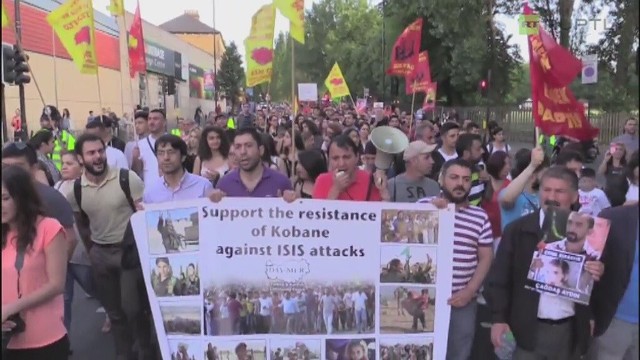 Kurdowie protestowali przeciwko Państwu Islamskiemu, które w poniedziałek dokonało zamachu terrorystycznego na południu Turcji.