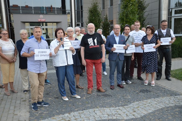 Pikieta przed Sądem Rejonowym w Stalowej Woli cyklicznie organizowana przez akcję „Światełko dla sądów”