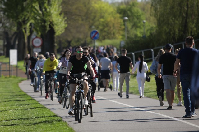 Piechotą, rowerem, na rolkach - rzeszowskie Bulwary przeżywały w niedzielę prawdziwe oblężenie.