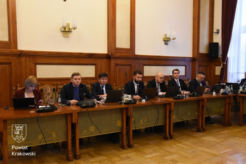 Radni i Zarząd Powiatu Krakowskiego na sesji budżetowej