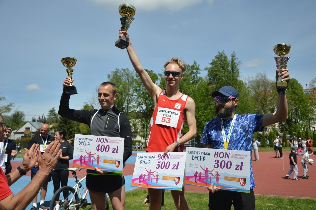 Zwycięzcy na podium. Od lewej Michał Suchan (2. miejsce), Daniel Kowal (1.) i Michał Targosz (3).