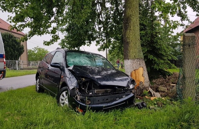 W czwartek rano o godz. 6.30 na drodze w Borkowicach (w gminie Kluczbork) kierowca forda focusa stracił panowanie nad kierownicą, zjechał z drogi i uderzył w drzewo. Uszkodził przy okazji płot.Ratownicy z karetki pogotowia udzielili mu pomocy medycznej.Przyczyną uderzenia w drzewo było niezachowanie ostrożności w ruchu drogowym. Straty oszacowano na 7 tysięcy zł. 