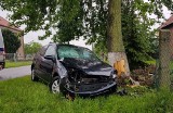 Wypadek w Borkowicach. Kierowca forda stracił panowanie nad autem, uderzył w drzewo 