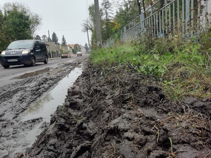 Remont Osobowickiej. Piesi grzęzną w błocie, auta ryją podwoziem o tymczasową nawierzchnię (ZDJĘCIA)