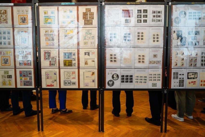Wystawa znaczków poświęconych Janowi Pawłowi II w sali BHP. Są wśród nich „białe kruki” konspiracyjnej poczty „Solidarności”