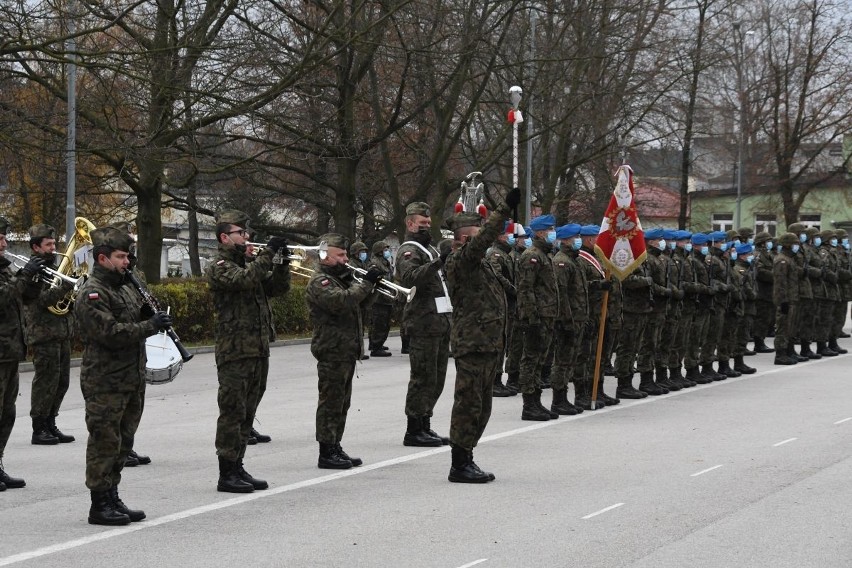 Żołnierze z całej Polski złożyli przysięgę w Kielcach. To było wspaniałe widowisko. Wielu oglądało je zza...płotu [ZDJĘCIA]