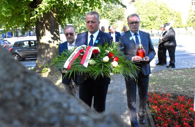 W 80. rocznicę Rzezi Wołyńskiej wojewoda Mikołaj Bogdanowicz i przybyłe z nim delegacje, złożyli wiązanki kwiatów na Skwerze Obrońców Inowrocławiu, w miejscu upamiętniającym pomordowanych Kresowanian.