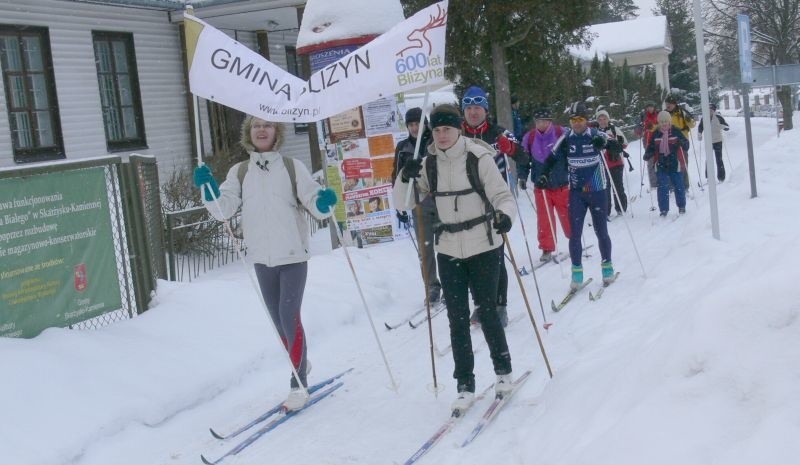 Zim1 - Trzydziestoosobowa grupa narciarzy z Bliżyna na...