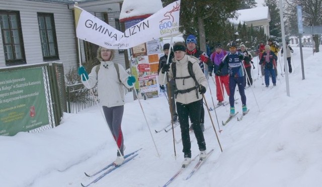 Zim1 - Trzydziestoosobowa grupa narciarzy z Bliżyna na miejsce startu przyjechała na biegówkach ze swojej miejscowości.