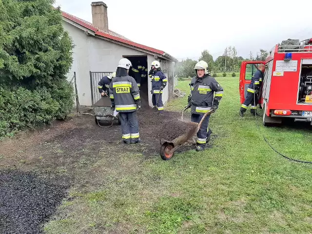 Strażacy ze Skwierzyny dostali wezwanie do pożaru w Murzynowie. Po dojeździe na miejsce okazało się, że na jednej z posesji zapalił się węgiel w składziku sąsiadującym z kotłownią. W efekcie strażacy musieli ręcznie przerzucić 15 ton węgla. Strażacy zgłoszenie o pożarze odebrali w poniedziałek, 17 września, około godziny 9 rano. Pojechali do Murzynowa, gdzie na jednej z posesji w składziku sąsiadującym z kotłownią zapalił się węgiel brunatny. Akcja była bardzo trudna. Strażacy, aby ugasić ogień, musieli ręcznie wynieść ze składziku ponad 15 ton węgla. Takie działanie było koniczne, aby dokładnie ugasić pożar i aby ogień się nie rozprzestrzenił. Akcja trwała kilka godzin. W akcji, poza ochotnikami z OSP Skwierzyna, brali udział także druhowie z OSP Murzynowo.Zobacz też wideo: Szaleńczy rajd ulicami Zielonej Góry. 26-latek uciekał policji