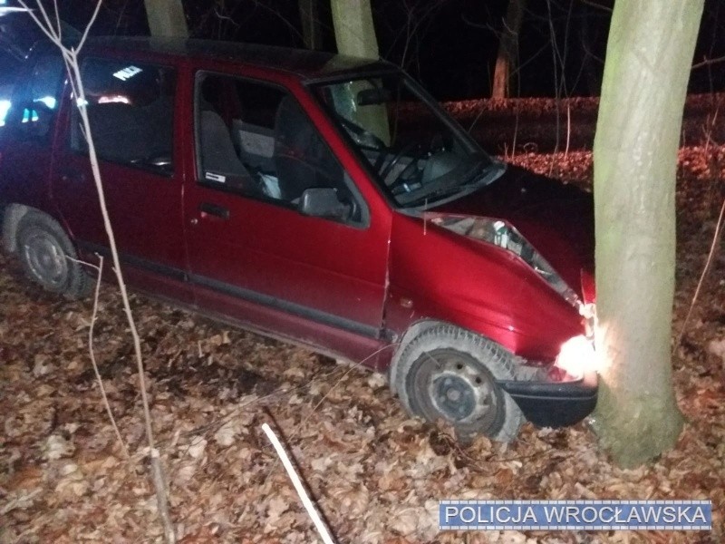 Ucieczka przed policją w daewoo tico. Wjechał w las pod Wrocławiem (ZDJĘCIA)