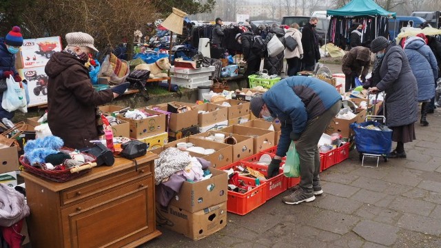 Niedzielna giełda w Koszalinie przed świętami. Tłumy odwiedzających