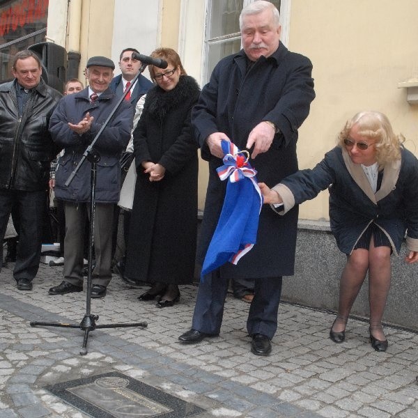 Lech Wałęsa na ul. Długiej w Bydgoszczy. Po prawej: Halina Piechocka-LIpke, szefowa Wydziału Kultury UM, z lewej Dorota Jakuta, przewodnicząca Rady Miasta, obok Bolesław Magierowski, działacz "Solidarności" i Mieczysław Wachowski, b. minister w Kancelarii Prezydenta Wałęsy.