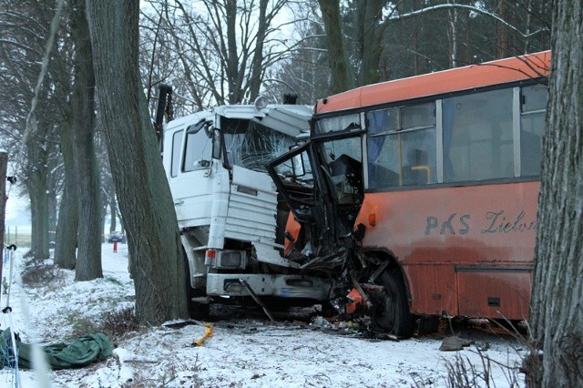 W Węgrzynicach zderzyły się autobus z ciężarówką.