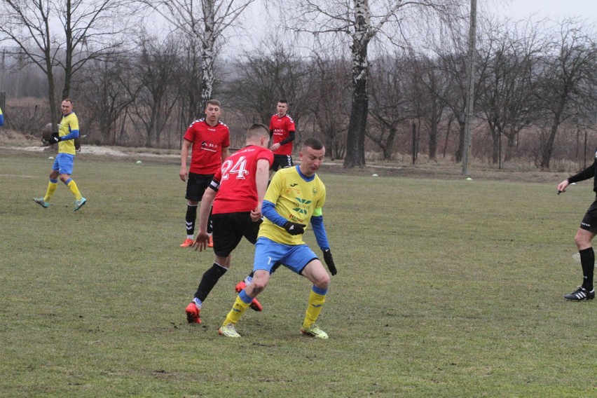 Trzecia liga. Ciekawy mecz w Daleszycach. Spartakus przegrał z Hutnikiem Kraków 0:1 [DUŻO ZDJĘĆ, WIDEO]