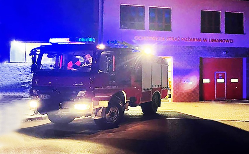 Gorąca noc strażaków w Limanowej, choć termometr wskazywał mróz. Zapłonęły sadze w kominie [ZDJĘCIA]