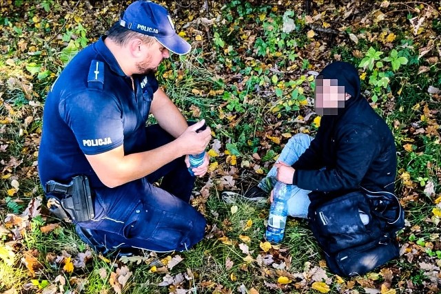 Cudzoziemiec był wycieńczony, nie mógł wstać o własnych siłach. Powiedział policjantom, że jest głodny.