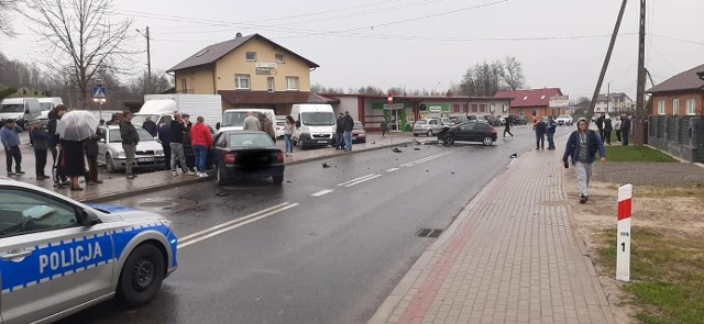 Siedem aut ucierpiało w wyniku zderzenia przed kościołem w Samborcu na tracie numer 79.