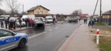 Wypadek na drodze krajowej 79 w Samborcu. Po zderzeniu dwóch aut jedno wpadło na parking przy kościele. 7 aut zniszczonych. Zobacz zdjęcia