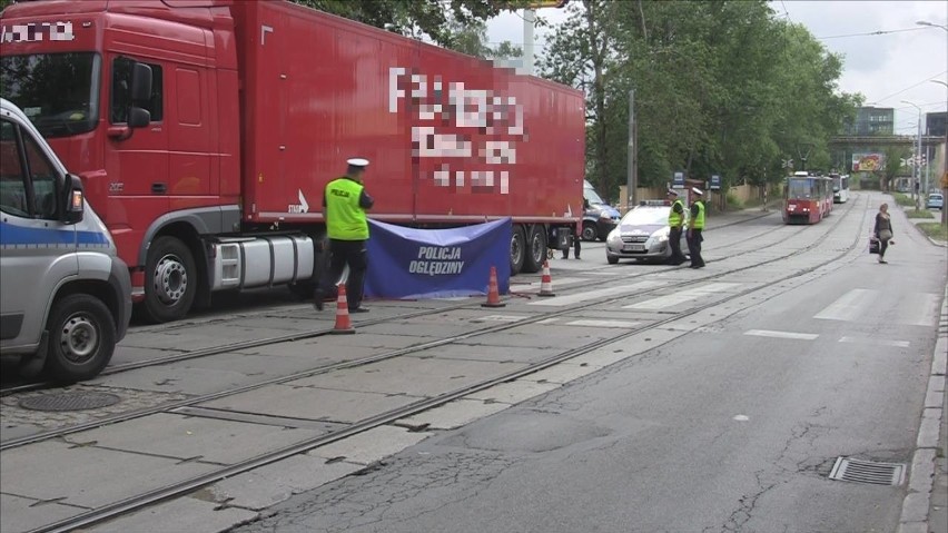 Śmiertelny wypadek na ul. Stalmacha. Ciężarówka potrąciła kobietę [wideo, zdjęcia]
