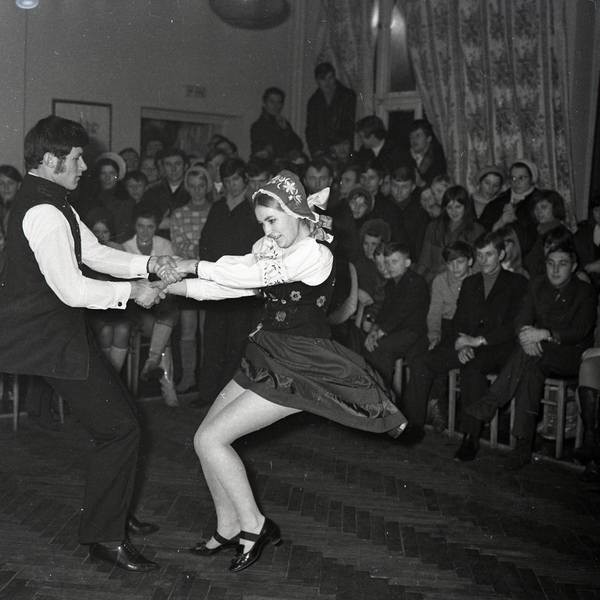Prezentujemy zdjęcia z turnieju tańca towarzyskiego, który odbył się w miasteckim domu kultury (ul. Koszalińska) w 1970 roku. Chętnie poznamy nazwiska uczestników, no i zwycięzców. A to w ogóle, tęsknicie już za zabawami?