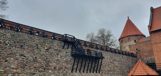 W końcu będzie można oglądać panoramę Bytowa z murów bytowskiego zamku. Właśnie zakończono remont i rekonstrukcję tarasu oraz muru kurtynowego w bytowskiej warowni.