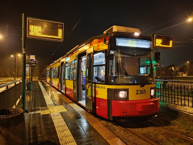 Nowy nabytek MPK podczas nocnych testów na ulicach Łodzi.