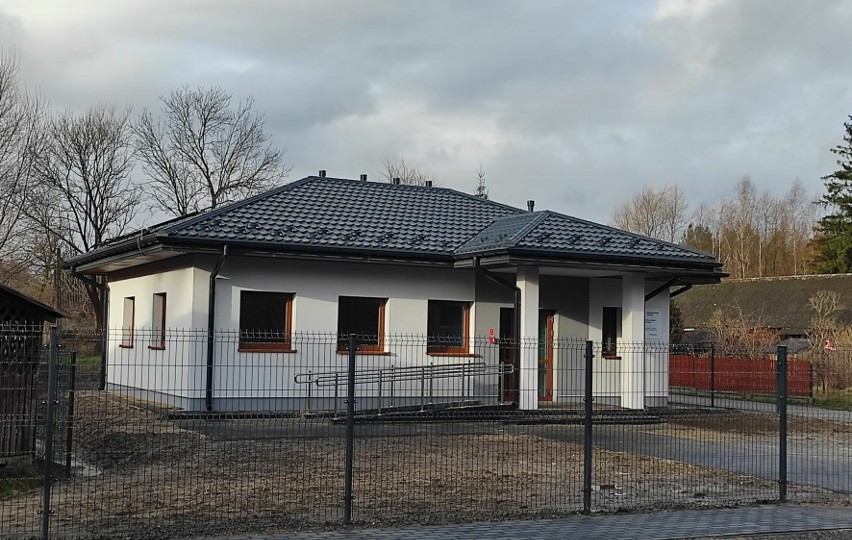 Zakończyła się budowa świetlicy wiejskiej w Kochanowie, w gminie Borkowice. Nowy budynek prezentuje się znakomicie