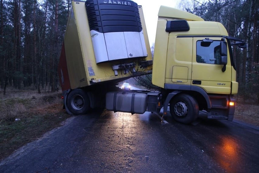 Dziś rano tir jednej z sieci spożywczych zablokował drogę...