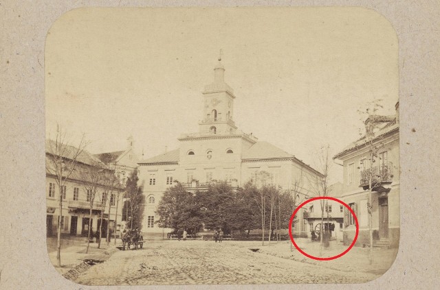 Widok na ratusz, po prawej zaznaczona na czerwono historyczna studnia. Zdjęcie z 1878 roku