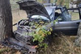 Wypadek na trasie Wierzbiny – Bemowo Piskie. Terenowa toyota zjechała z drogi i wbiła się w drzewo
